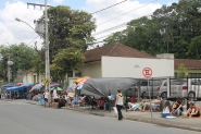 Pais fazem fila para retirar senhas de matr�cula na Escola Hon�rio Miranda