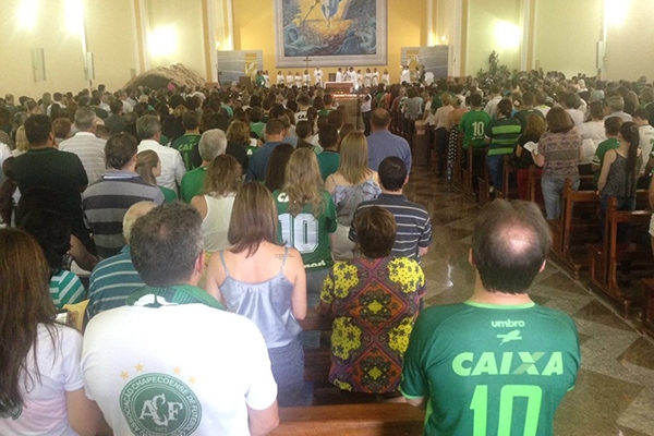 V�timas de acidente com voo da Chapecoense s�o homenageadas em missa em Chapec�