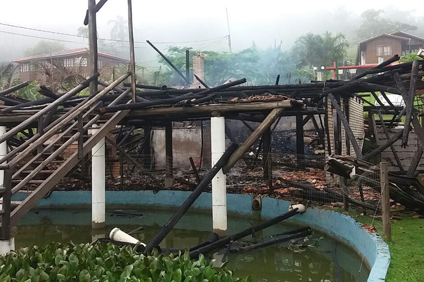 Inc�ndio destr�i �rea de festas de resid�ncia do bairro Po�o Grande, em Gaspar