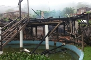 Inc�ndio destr�i �rea de festas de resid�ncia do bairro Po�o Grande, em Gaspar