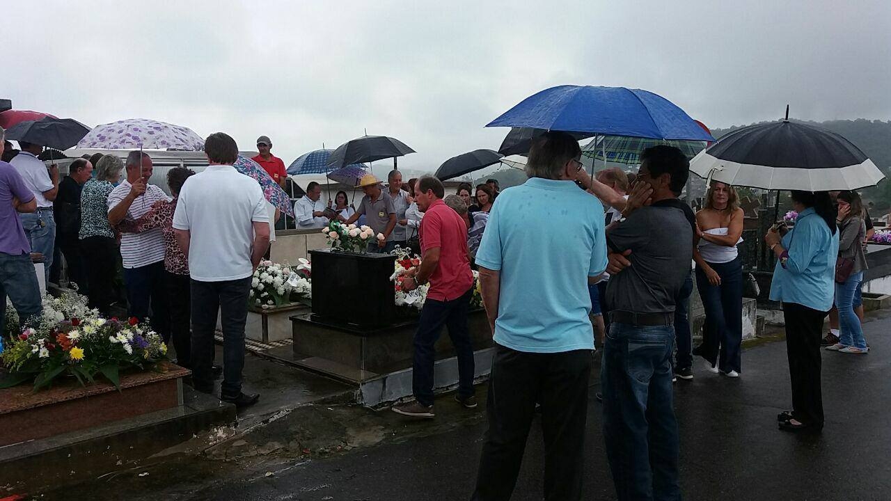Idosa encontrada morta em Gaspar é enterrada e família suspeita de assassinato