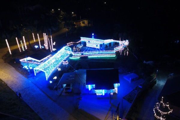 Eletricista enfeita casa em Blumenau com 60 mil l�mpadas recicladas