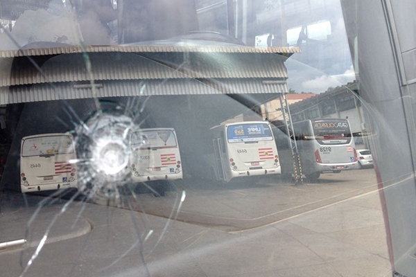 Ônibus são apedrejados em Blumenau