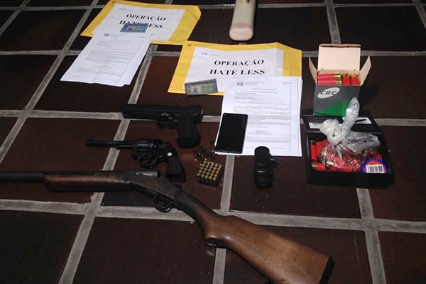 Polícia detém cinco pessoas em operação contra ataques supremacistas em Blumenau