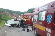 Capotamento deixa duas pessoas feridas na BR-470, em Ilhota