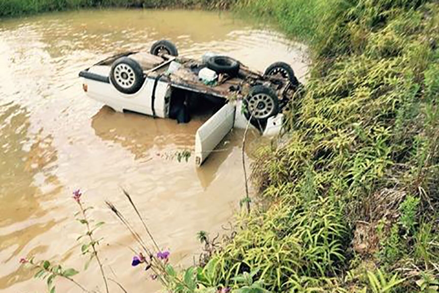 Ve�culo capota e cai em lagoa no Alto Ba�, em Ilhota
