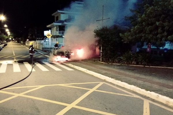 Delegacia e viatura s�o alvo de tiros em Florian�polis