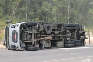 Caminhão tomba no acesso à BR-470 em Gaspar