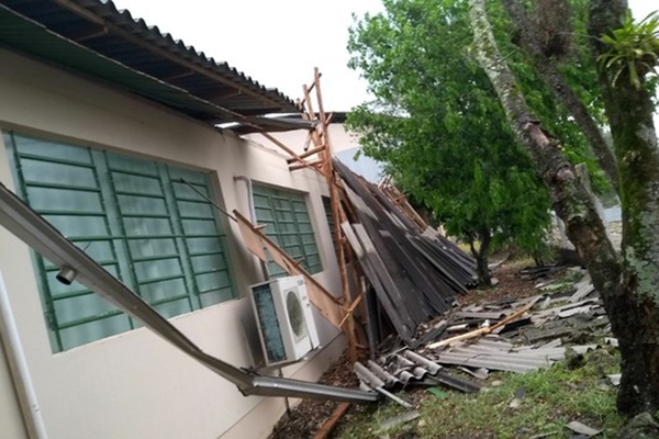 Temporal provoca estragos em cidades de SC; homem morre atingido por raio