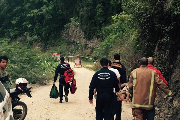 Carro cai de altura de 30 metros e deixa três pessoas feridas em Ilhota