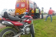 Acidente entre carro e moto na BR-470 deixa motociclista inconsciente