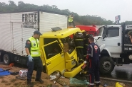 Grave acidente entre dois caminhões e carro deixa homem preso nas ferragens na BR-470
