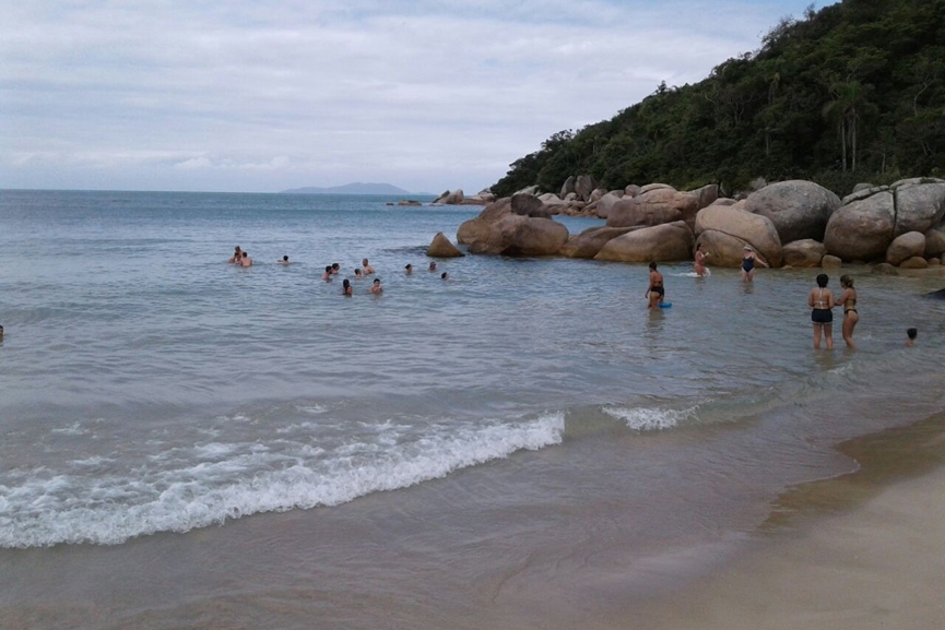 Criança morre em praia de Florianópolis após explosão de rojão