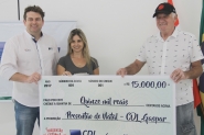 CDL de Gaspar entrega prêmio da Campanha de Natal