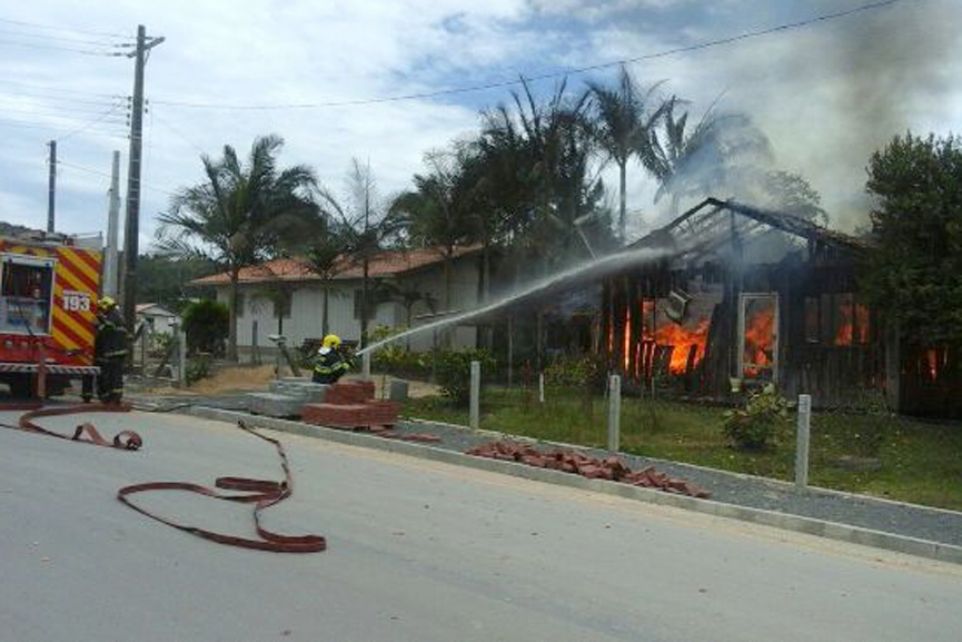 Morre mulher que perdeu casa em inc�ndio em dezembro em Gaspar 