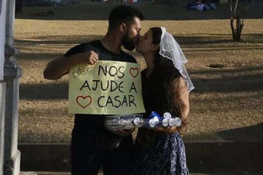 Com véu de noiva, jovem vende doces na praia de Canasvieiras para fazer festa de casamento