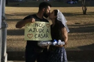 Com v�u de noiva, jovem vende doces na praia de Canasvieiras para fazer festa de casamento