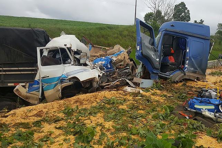 Caminhoneiro de Gaspar morre em grav�ssimo acidente no Paran�