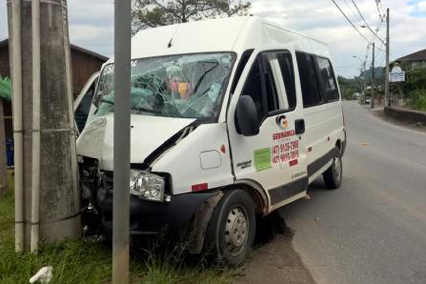 Van colide contra poste e deixa 11 pessoas feridas no bairro Belchior Alto