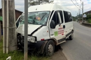 Van colide contra poste e deixa 11 pessoas feridas no bairro Belchior Alto