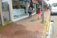 Moradora pede conserto de vazamento de água no Centro de Gaspar