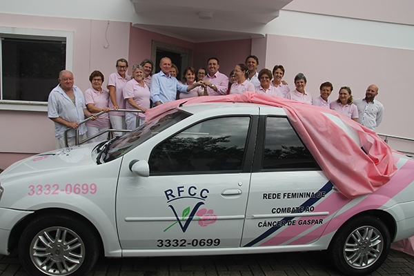 Deputado Aldo Schneider entrega carro à Rede Feminina de Gaspar