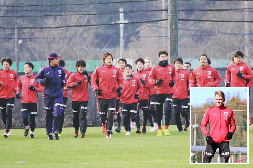 Atleta de Gaspar se apresenta em time de futebol japon�s
