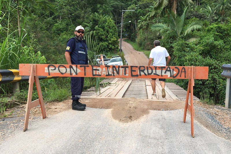 Ponte fica interditada ap�s quebra de vigas no bairro Belchior Alto