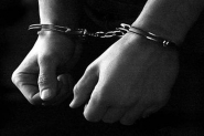 Homem sob efeito de drogas � preso ap�s amea�ar pai e agredir policial em Gaspar