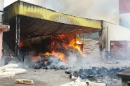 Inc�ndio queima tecelagem, confec��o e igreja no bairro Bateias, em Gaspar