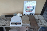 Jovens s�o presos por tr�fico de drogas em Gaspar