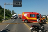 Duas jovens morrem em acidente entre moto e caminh�o na BR-470 em Rio do Sul