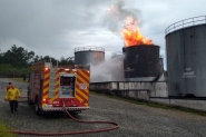 Raio cai em refinaria de combust�vel e causa inc�ndio em Balne�rio Pi�arras