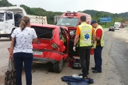 Engavetamento na Rodovia Ivo Silveira, no bairro Bateias, envolve sete autom�veis 