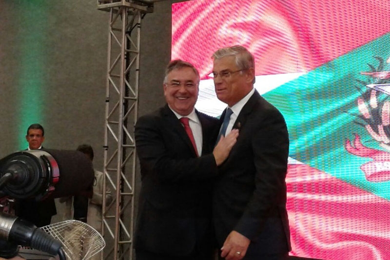 Raimundo Colombo transmite cargo e Pinho Moreira assume governo de SC