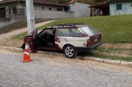 Motorista perde controle de veículo e bate em poste no bairro Gaspar Grande, em Gaspar