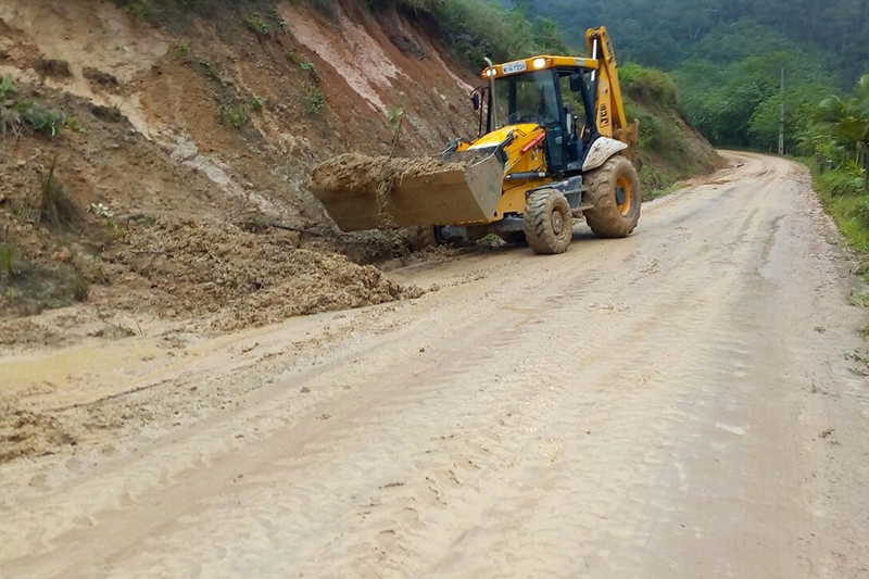Secretaria de Obras continua serviços de manutenção de ruas