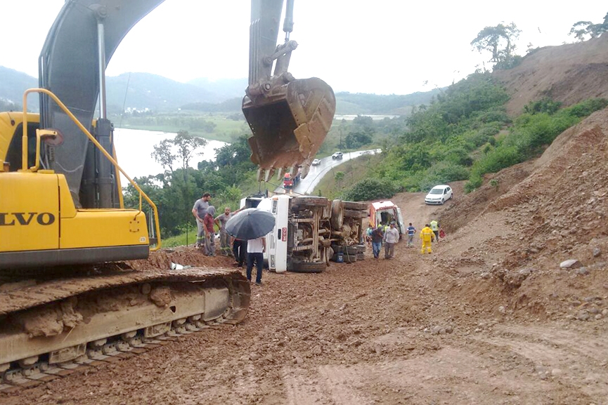 Caminh�o tomba e motorista fica ferido no Belchior Baixo, em Gaspar