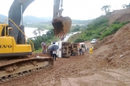 Caminhão tomba e motorista fica ferido no Belchior Baixo, em Gaspar