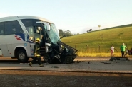 Jovem morre prensado entre ônibus e caminhão em grave acidente BR-470, em Indaial