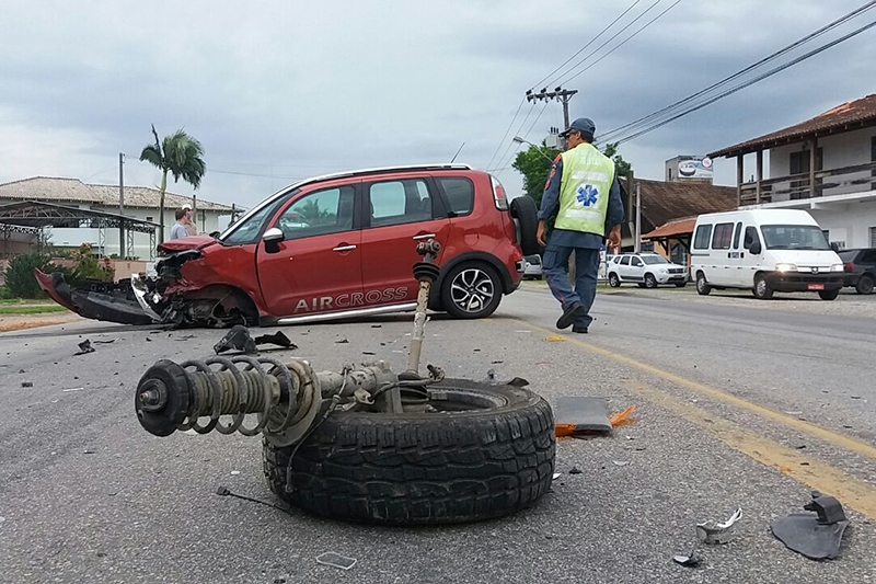 Van com 14 crianças se envolve em acidente no bairro Poço Grande, em Gaspar