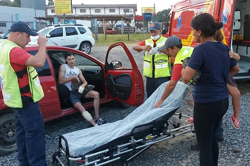 Carro e moto se envolvem em batida no bairro Margem Esquerda 