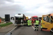 Acidente entre caminh�es deixa um morto na BR-101, em Araquari
