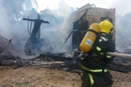 Inc�ndio atinge tr�s casas no bairro Bateias, em Gaspar