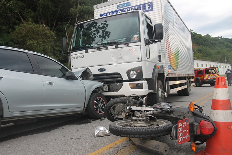 Acidente com dois carros, moto e caminh�o deixa dois feridos, em Gaspar