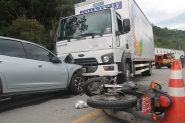 Acidente com dois carros, moto e caminh�o deixa dois feridos, em Gaspar