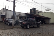 Pol�cia Civil prende suspeitos de assalto em s�tio em Gaspar