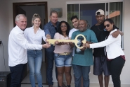 Campanha do Cruzeiro do Vale entrega casa para fam�lia do bairro Bateias