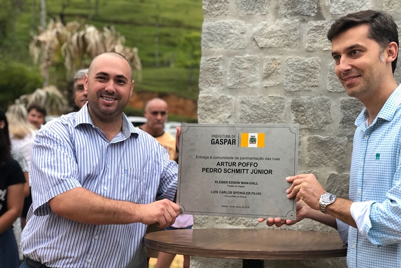Inaugurada pavimentação das ruas Pedro Schmitt Jr e Artur Poffo