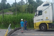 Carreta derruba poste e deixa rua do bairro Bateias sem energia elétrica